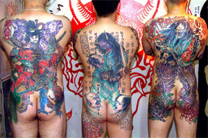 Artikelbild: Tätowierte Bandenmitglieder der Yakuza - Foto: APA